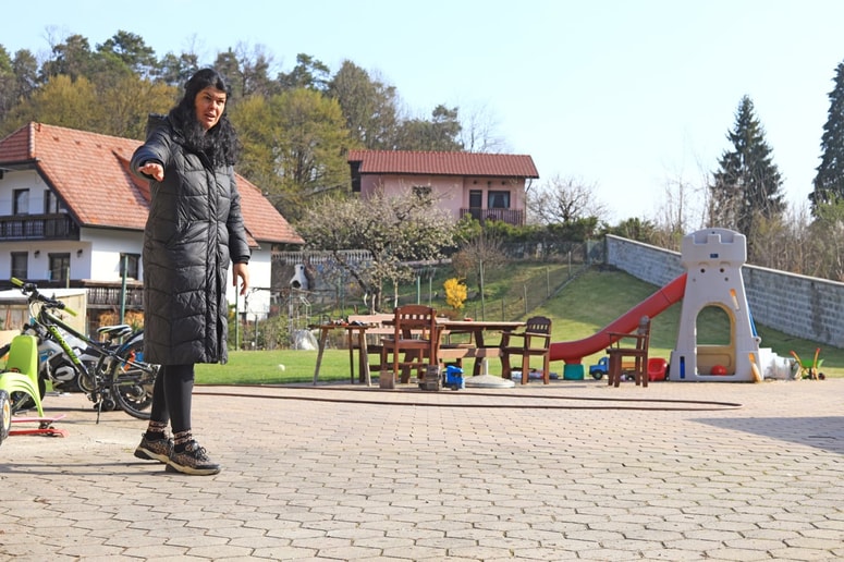Iris Salobir kaže, kje po dvorišču bi potekala obvoznica. Roza hiša na hribu pa bi morala biti porušena, pravi.

