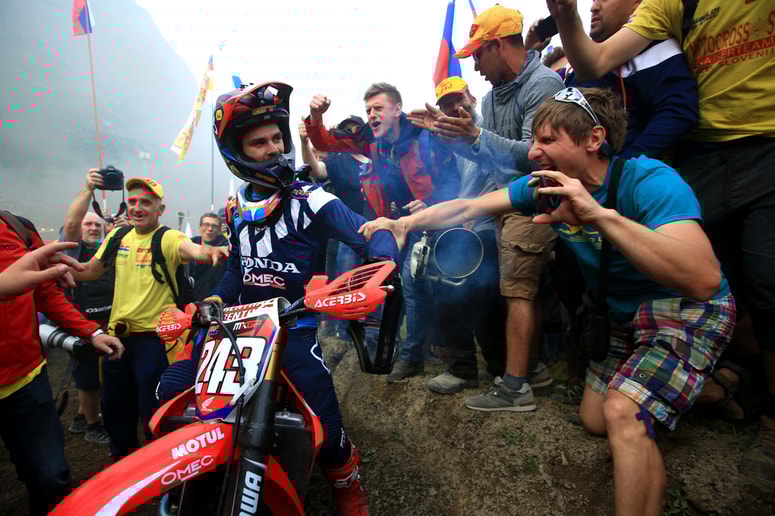 Tako vročo atmosfero v Pietramurati naredijo slovenski navijači na malodane Gajserjevi domači dirki. 