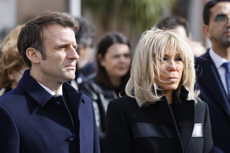 Glavna fotografija članka:Kakšna kazen grozi v primeru obsodbe spletnim nadlegovalcem soproge francoskega predsednika?