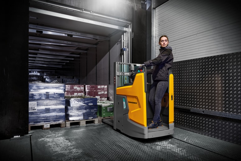 Zaradi kompaktne zasnove in robustne konstrukcije je okretni in vzdržljivi električni visokodvižni viličar ERD 220i odlična izbira za zahtevne operacije v skladišču za pretok blaga ali za dolge vozne poti z eno ali dvema paletama.
