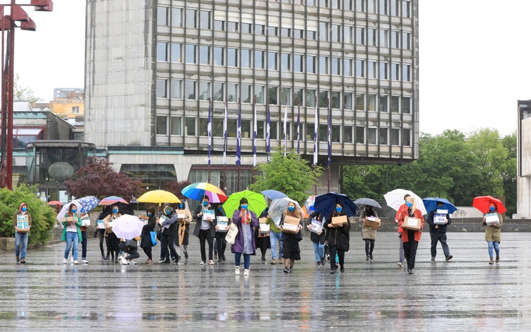Gibanje Za pitno vodo je zbralo skoraj 50.000 overjenih podpisov volivcev pod zahtevo za razpis zakonodajnega referenduma o noveli zakona o vodah. 