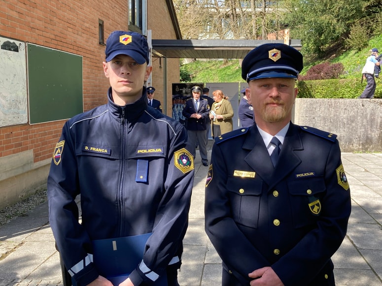 Policista PU Koper Benjamin Franca in Dušan Geržina sta med nagrajenimi za reševanje iz Dragonje. 