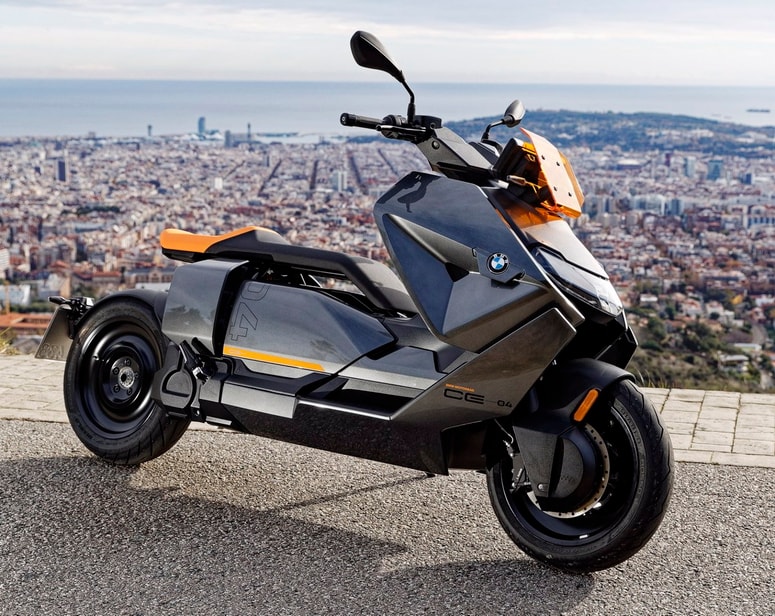 BMW CE 04: nemški električni skuter z motorno močjo 15 kilovatov in s slovenskim okvirjem.
