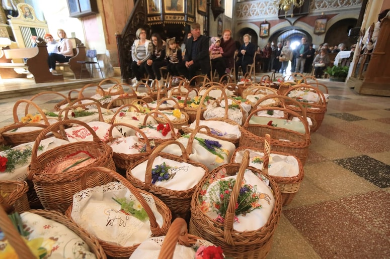Blagoslov velikonočnih jedi - velika noč pomeni konec postnega časa, ki mu na velikonočno nedeljsko jutro sledijo polno obložene mize. 