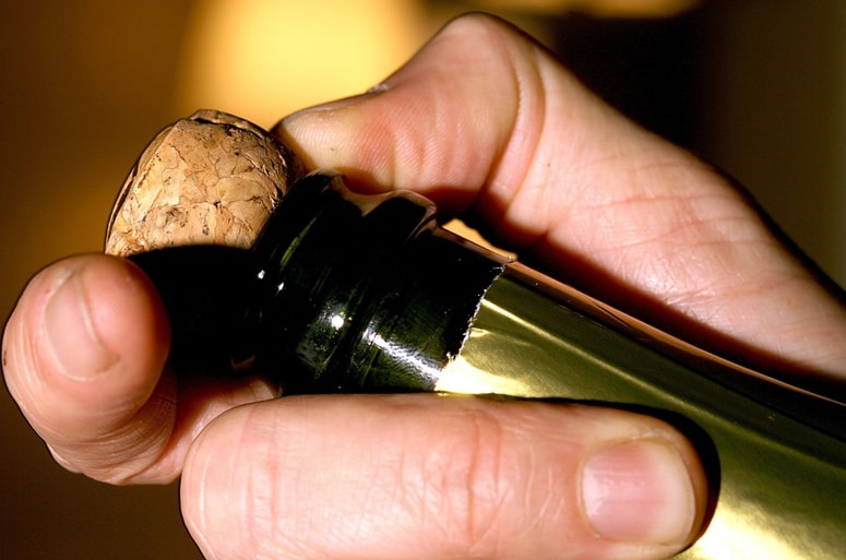 Odpiramo previdno in tako, da čim manj poči. Vse drugo je skrajno nespodobno.
