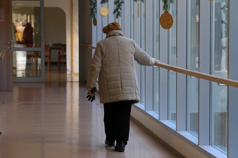 Nova vlada bi se morala temeljiteje lotiti revščine enostarševskih družin in starejših. 
