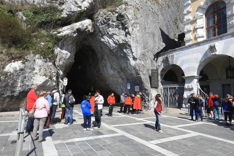 Glavna fotografija članka:Na seznam najbolj precenjenih turističnih znamenitosti na svetu uvrščena tudi slovenska. Kaj tujcev ni navdušilo?
