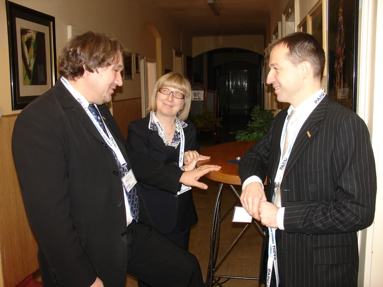 Mitja Slavinec (levo) ponovno v razrešitev upravnega odbora, da bi na čelu ARRS ustoličil Mitjo Lainščaka.
