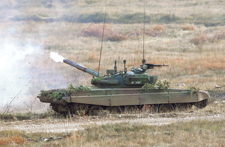 Tank M-84 med eno od vaj na Počku. 