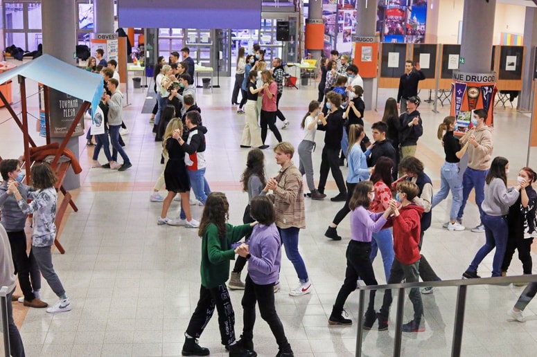 Ste prepričani, da znate plesati? Morda pa se motite. In bodo pristojne službe na maturantskem plesu prisiljene ukrepati.