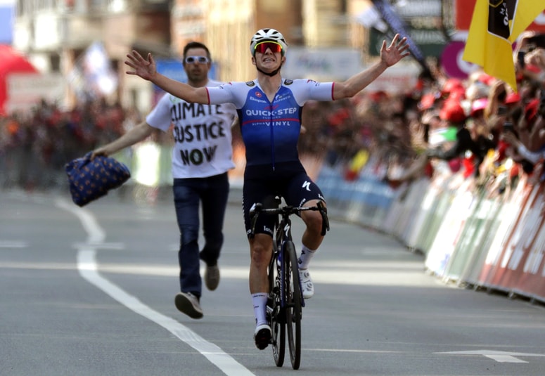Zmaga je ostala doma, Remco Evenepoel je prvi pripeljal v cilj v Liegeu. 