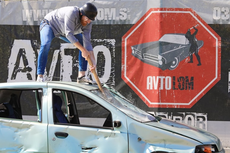 Razbijanje avtov je v določenih okoliščinah lahko tudi zabava.
