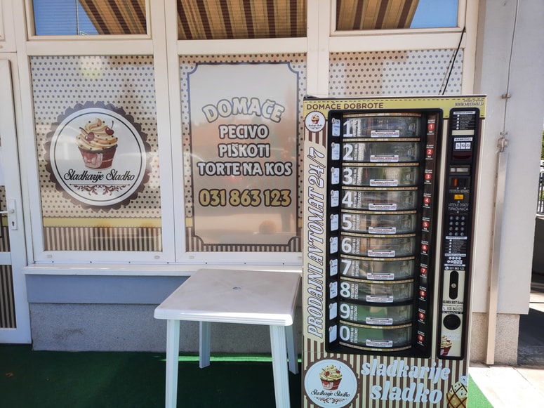 V neposredni bližini amfiteatra ter trgovin Živex in NKD v Miklavžu sta slaščičarska delavnica in tortomat.
