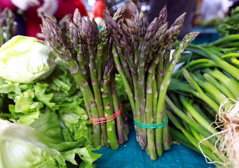 Ob toplem vremenu špargelj zraste v enem dnevu. 