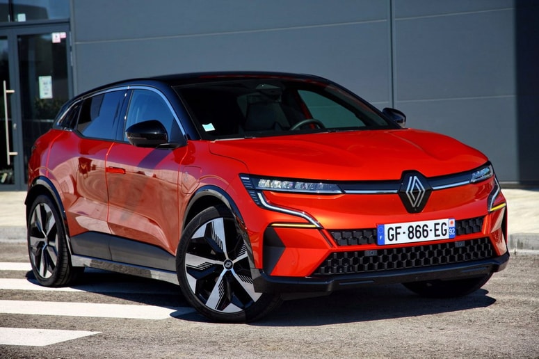 Renault mégane E-tech electric: prepoznaven renault, a – tudi z novim logotipom – čisto drugačen, kot smo vajeni.
