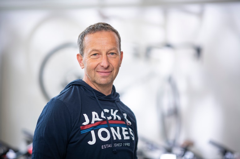 Idrijčan ostaja v kolesarstvu. V nekoč rudarskem mestu ima trgovino s kolesi.
