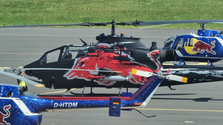 Cobra (v sredini) je nastala iz dveh odsluženih helikopterjev. 
