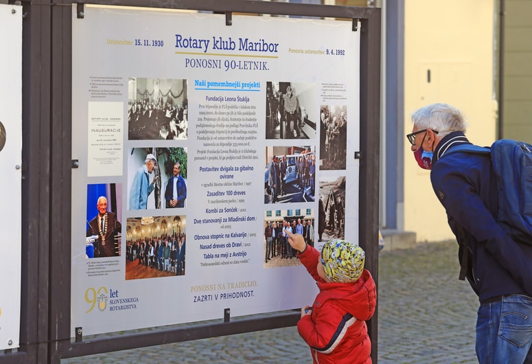 Rotary klub Maribor - ponosni 90-letnik. Na panojih na Trgu Leona Štuklja in Grajskem trgu v Mariboru predstavljajo bistvo rotarijstva. 