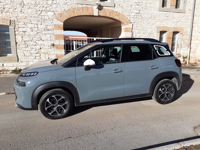 Dimenzijsko nič razkošen, z nekako potlačenim nosom, nekaj večjo oddaljenostjo od tal in s tistim, kar si zapomniš - udobno, skoraj mehko vožnjo. 