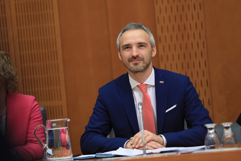 Glavna fotografija članka:Minister Janez Cigler Kralj razrešil direktorico CSD Ljubljana. Zakaj jo je razrešil in kaj pravi Anja Osojnik?
