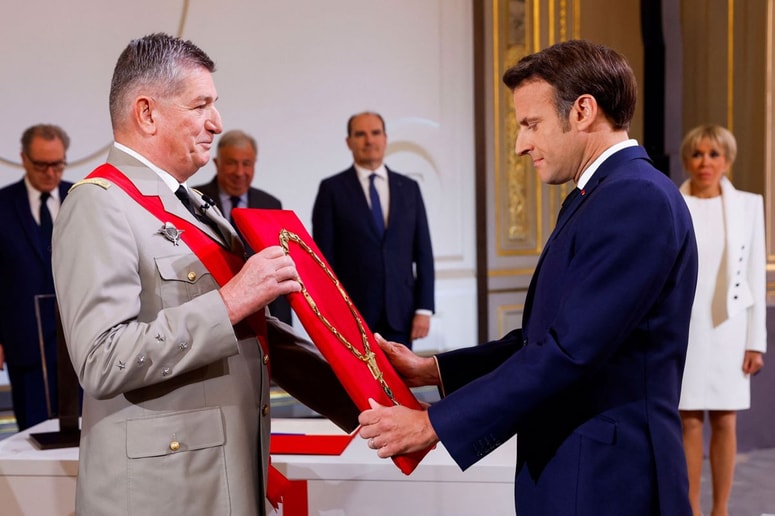 Poveljnik generalštaba francoske vojske Benoit Puga in Emmanuel Macron
