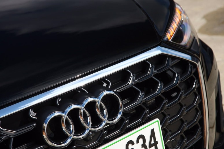 Zastavonoša znamke se poslavlja. 