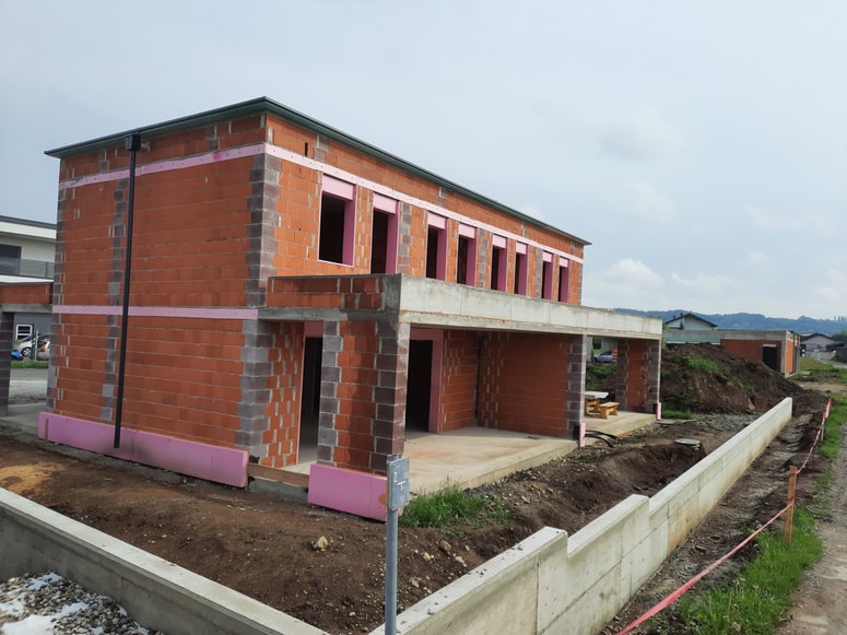 Zasebna gradnja stanovanjskih dvojčkov v Zlatoličju
