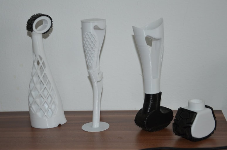 Za kužka z amputirano zadnjo taco je izdelala šest primerkov proteze. 