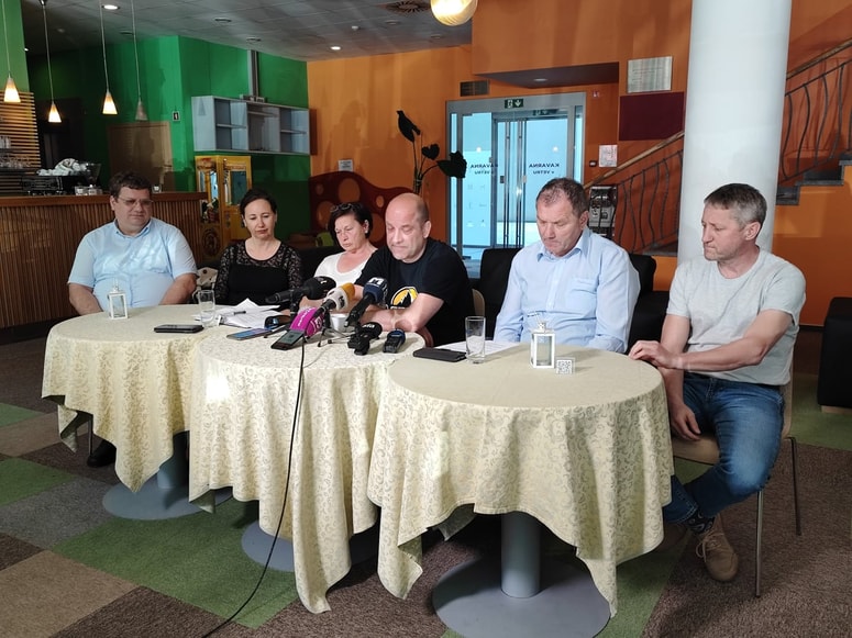 Na tiskovni konferenci so Gregor Vrečko in Jasmina Vrečko Rupnik iz civilne iniciative in občinski svetniki Silverija Belčič (Neodvisna lista za varnost in pomoč - NLVP), Darko Knez, ZA – Združena akcija, Martin Lesjak (SD) in Mihael Kranjčević (Neodvisna lista #SKUPAJ) pojasnili svoje videnje ravnanja županje glede obvoznice. 