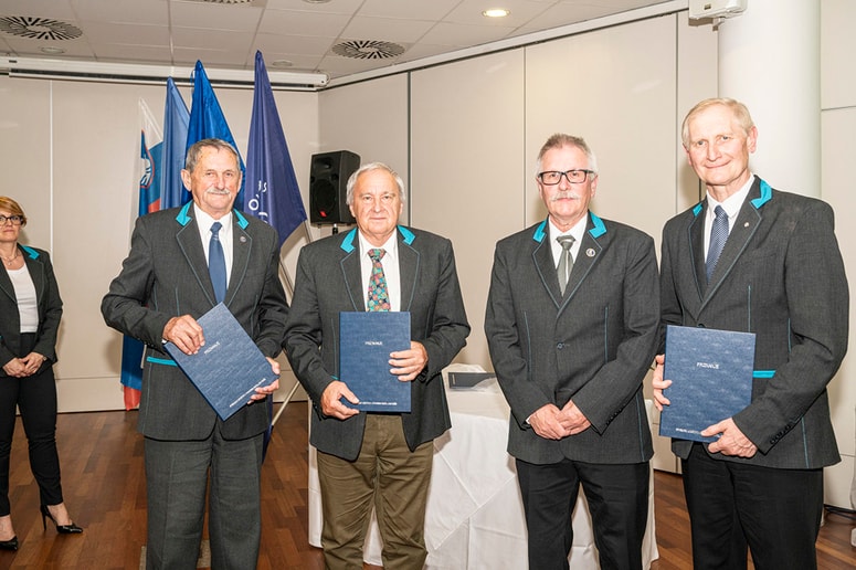 Priznanja za več kot 50 let dela v SD I. Pohorskega bataljona Ruše je Ivanu Trupu, Stanku Podlesniku in Ljubu Germiču izročil dolgoletni strelski delavec Milan Vernik.
