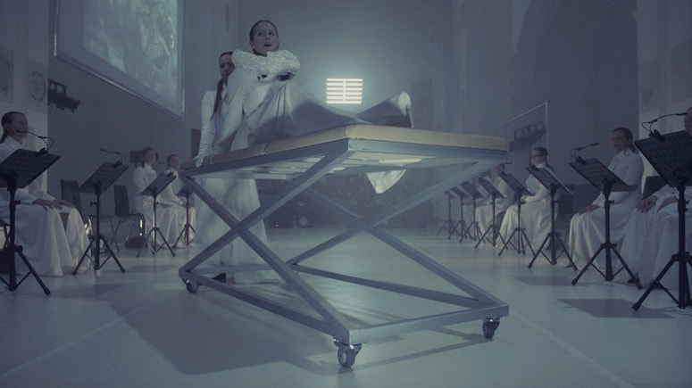 Nagrajena predstava Threnos, premiera v Minoritih marca 2020, tik pred izbruhom pandemije
