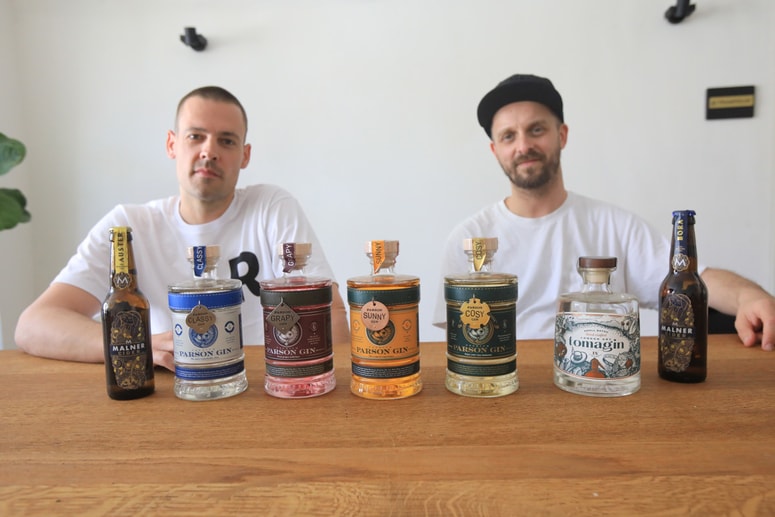 Trampolinovca Tine Lugarič in Nenad Cizl z nagrajenimi izdelki 