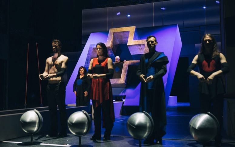 Glavna fotografija članka:(GLEDALIŠKA KRITIKA) Živadinov de la Barca
