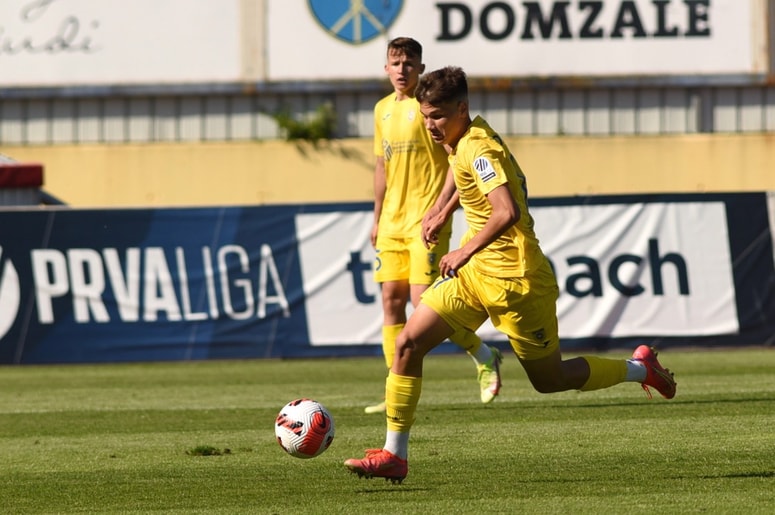 Pri članih je debitiral s 16 leti, pri 17-ih pa zabil Gorici. 