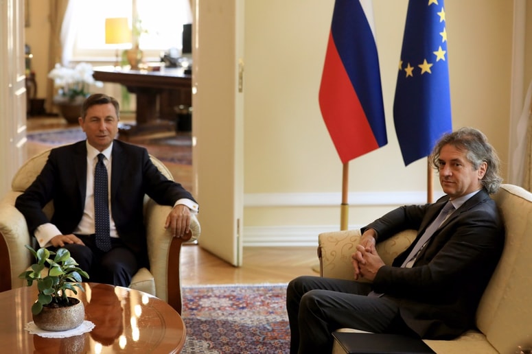 Predsednik države Borut Pahor je mandat za sestavo vlade podelil prvaku Gibanja Svoboda Robertu Golobu.
