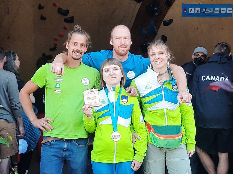 Paraplezalka Tanja Glušič je zmagala na prvi letošnji tekmi svetovnega pokala v Salt Lake Cityju, Manca Smrekar je bila peta v finalu, Matej Arh pa sedmi; na fotografiji s selektorjem Gregorjem Selakom.
