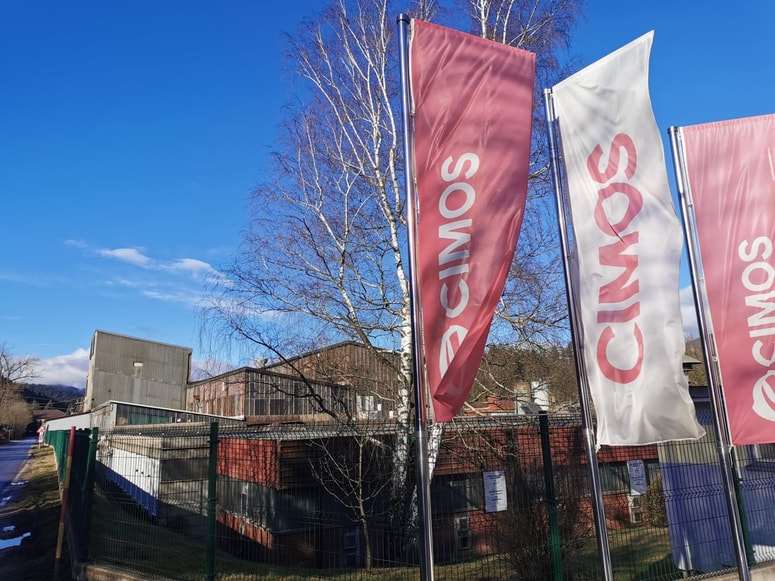 Nad Cimosov obrat v Vuzenici se zgrinjajo črni oblaki.  