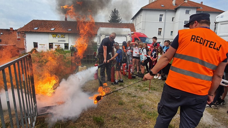 Številni učenci so se z veseljem preizkusili v gašenju ognja. 