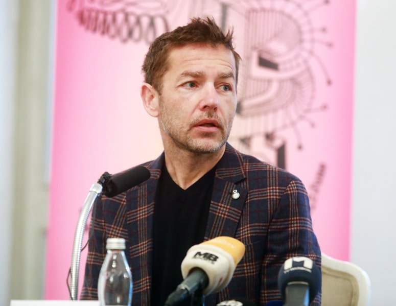 Aleš Novak: "Moja pobuda o skupnem festivalskem praznovanju dneva slovenskih gledaliških ustvarjalcev, ki sem jo leta 2018 posredoval slovenskim gledališčem, je sicer naletela na naklonjene odzive, na koncu pa se je izkazalo, da v gledališčih tudi na predhodno usklajeni dan potekajo vaje ali predstave, za nekatere je Maribor daleč in podobno." 
