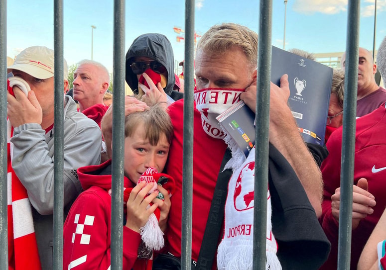 Glavna fotografija članka:(FOTO in VIDEO) Uefa: Krivi so navijači s ponarejenimi vstopnicami. Policija uporabila solzivec, aretirali 68 oseb
