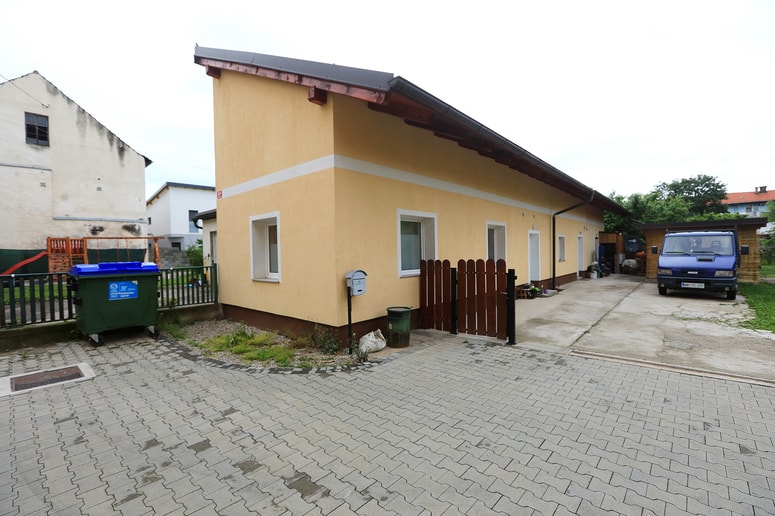 Zločin se je zgodil v hiši na Valvasorjevi ulici v Mariboru, poškodovani pa je po tem, ko ga je žena zabodla, sedel v avto, da bi se odpeljal v bolnišnico, a tja ni prispel. 