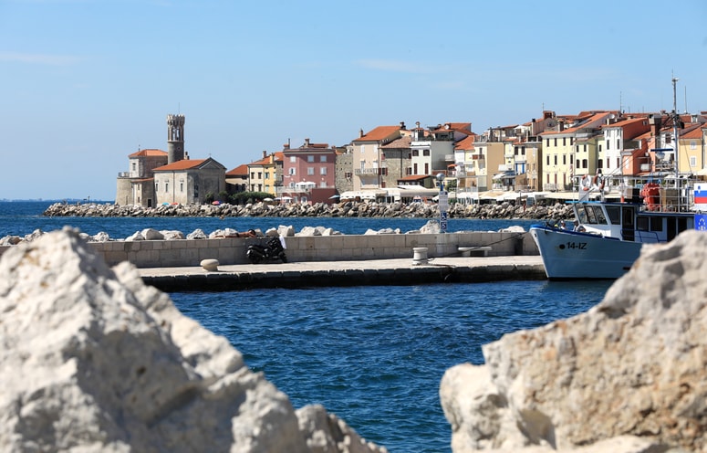 Med vožnjo po Piranu je storilec skozi okno taksija nadlegoval neko žensko.