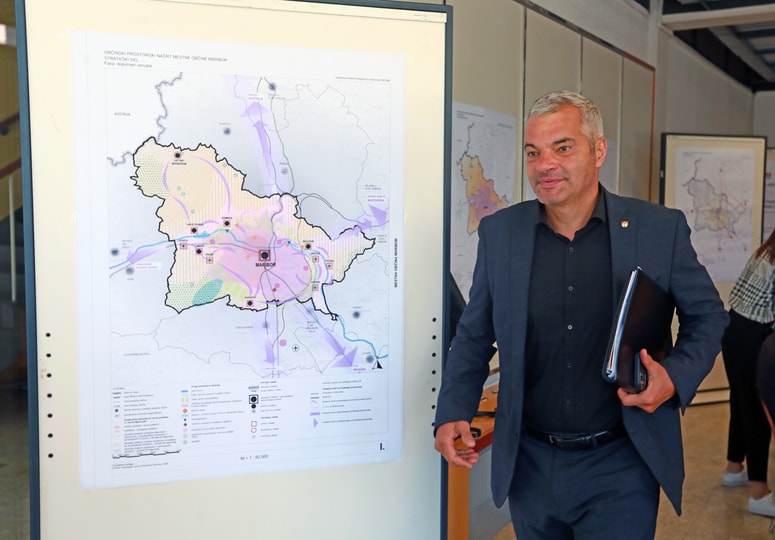 Župan Saša Arsenovič je postopek OPN želel izpeljati pred lokalnimi volitvami leta 2022, a je predlagani osnutek močno razdelil javnost in politiko. 