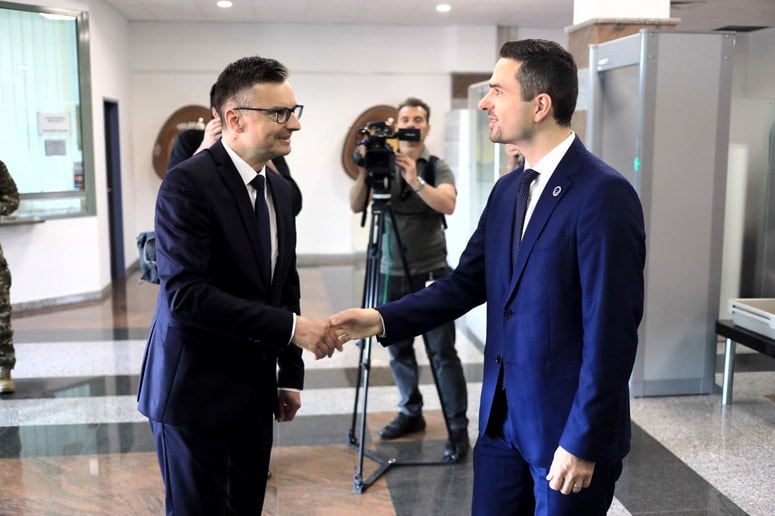 Marjan Šarec se spominja vseh zakulisnih igric, katerih obrise vidi tudi pri sedanji sestavi vlade. 