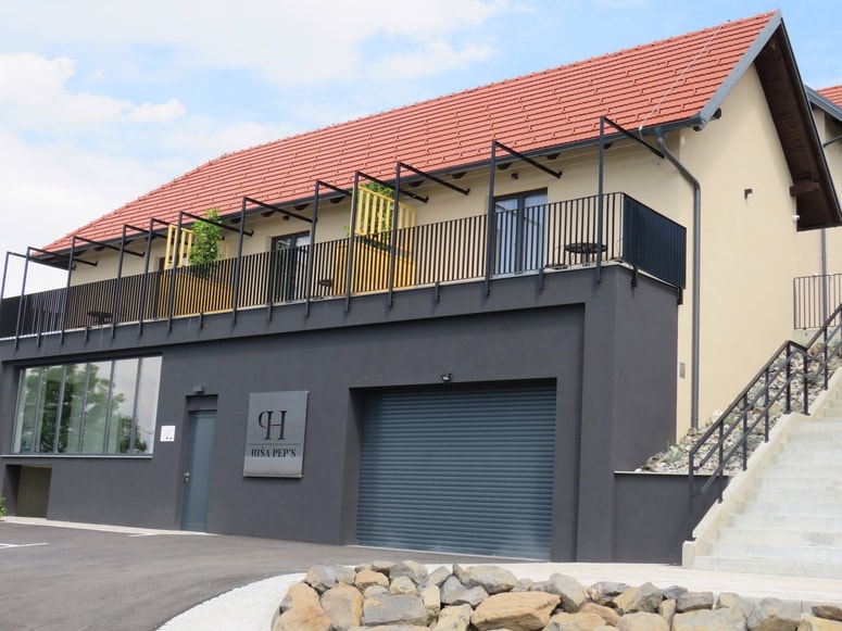 Hiša Pep's po temeljiti preozbrazbi kompleksa stavb nekdanje trgovine z okolico.

