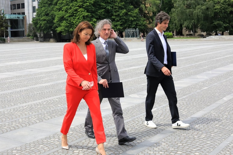 Vladne izide so tokrat popravljali tako SD Tanje Fajon kot Levica Luke Mesca.