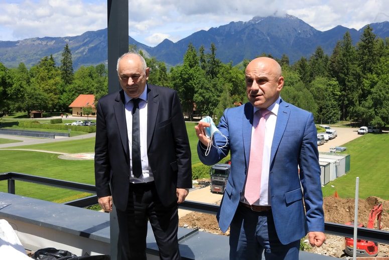 Marjan Hribar (na fotografiji desno).
