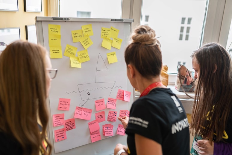 Z uporabo agilnih metod, kot je design thinking, delate krajše korake v razvoju in z več ponovitvami ugotovite, kaj deluje in kaj ne. 