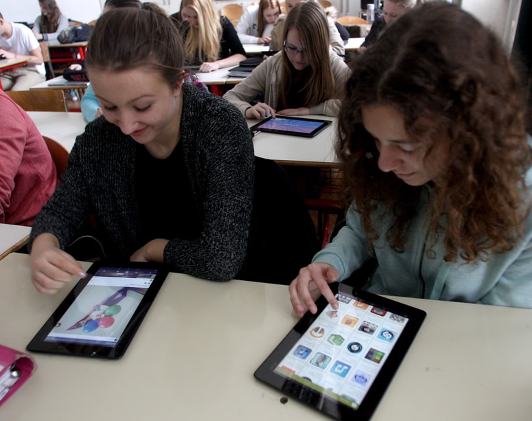 Glavna fotografija članka:Mladi bodo prejeli bone za nakup računalniške opreme