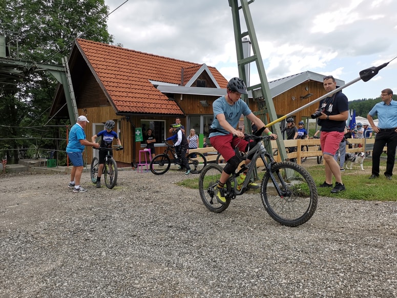 Glavna fotografija članka:(FOTO in VIDEO) Vlečnica na smučišču Poseka je prva v Sloveniji, ki na vrh prevaža kolesarje